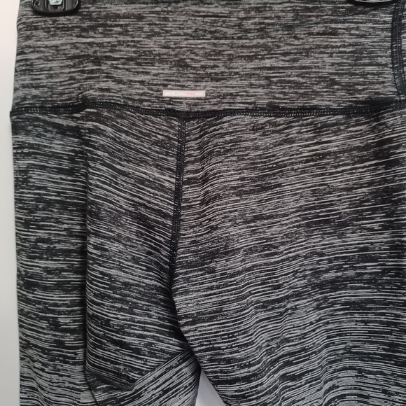 Aerie Chill Play Move Ombre Black And White Leggings - Picture 5 of 7